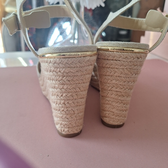 Micheal Kors Cream Sandals - Picture 3 of 9